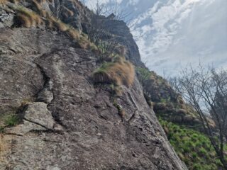 A destra sotto le teppe per il traverso, umido e un po' forzato