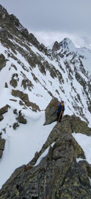 Enri si accinge a partire dall'aguzza cresta sommitale