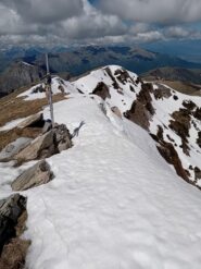 la cresta ancora innevata 