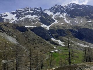 Sotto c'è l'Alpe Arvus.