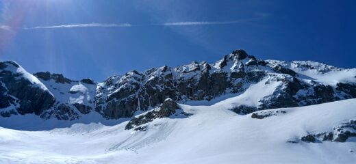 Vista dei Gelas da poco sotto, a sx gli Italiani, a dx il passaggio (in questo caso innevato) verso il nevaio pensile.