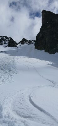 Discesa della Forcella Roccati, neve primaverile già più lenta ma godibile.