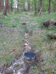 La sorgente con tubo e tombino dove lasciare il sentiero 