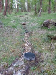 La sorgente con tubo e tombino dove lasciare il sentiero 