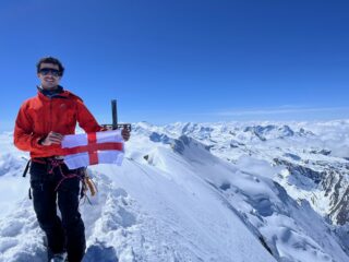 Sulla cima della Svizzera sventola una bandiera..