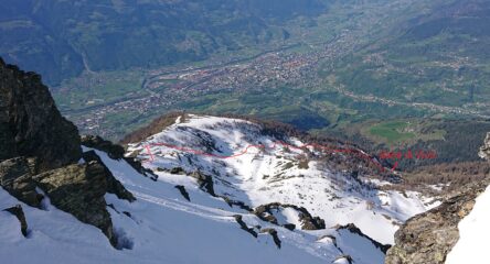 Versante di discesa ancora innevato sino alle baite