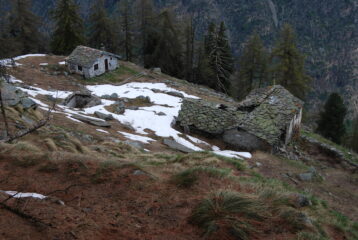 I ruderi dell’alpeggio di Arpissonet e il Casotto del Guardaparco salendo sul sentiero 4 verso il colle