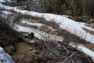 L’attraversamento del torrente Lex, dove iniziano i cumuli di neve residui