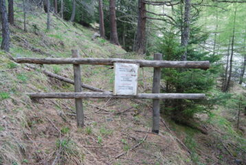 Il sentiero 27 chiuso al bivio col 26 sopra Pianes