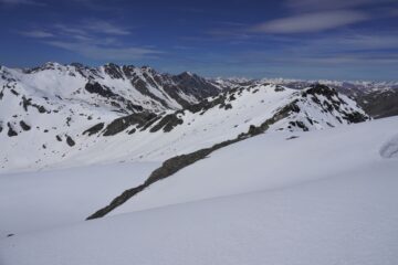 Da Punta dell'Alp sguardo verso Pic Caramantran con il pendio sceso