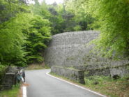 i notevoli e storici muri a secco che sorreggono i tornanti della strada