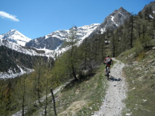 vista sul Monte Chaberton e la Rocca del Lago