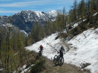 tratti di sentiero in parte coperti dalla neve