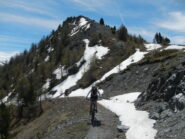 l'arrivo al colletto e sullo sfondo il Monte Corbioun