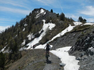 l'arrivo al colletto e sullo sfondo il Monte Corbioun