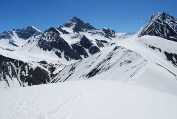 Il Colle Battaglione Aosta, tra l’Aig. de Chambave e la Grande Rochere. A sinistra Colle e Aig. de Bonalex