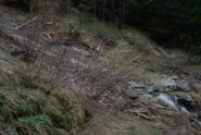 La frana e il guado sul torrente salendo sul sentiero 5 verso il Bivacco Gontier