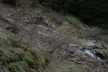 La frana e il guado sul torrente salendo sul sentiero 5 verso il Bivacco Gontier