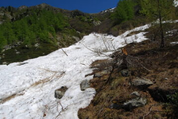 Il tratto più ostico in discesa, dove la neve ha coperto il sentiero