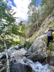 Il secondo attraversamento del fiume dopo 45min / 1h di cammino