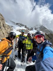 Foto di gruppo alla Roccati con il Saint Roberts appena sceso su ottimo firn