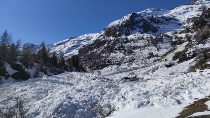 grossa valanga scesa dal corno Bussola (da traversare)