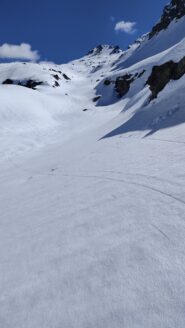La cima vista dal bel vallone sospeso che passa sotto la punta Palasina
