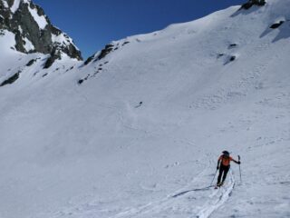 Nel Glacier d'Arnès, in alto a sinistra il colle d'Arnas, in alto al centro, la sella con il passaggio per il rientro