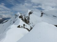 La cresta percorsa in discesa vista da poco prima di raggiungere il colle del Carro