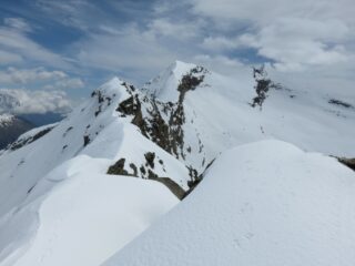 La cresta percorsa in discesa vista da poco prima di raggiungere il colle del Carro