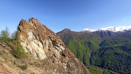 La cima Est vista dalla Ovest, con la sua parete di VI (presente chiodatura). 