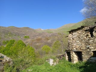 Poilarocca con in alto il Monte Fronte' (m.2153)