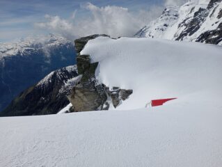 Colle Ambin con bivacco ancora sommerso.