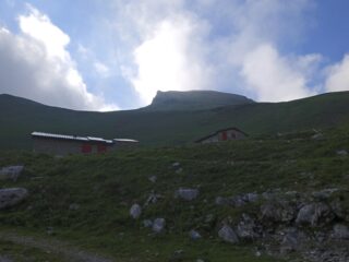 Salita verso il Colle Balur con la malga 