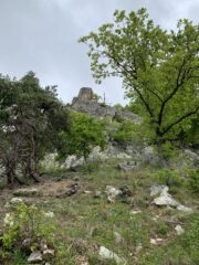 Trasferimento da S4 a L5, qui si abbandona il sentiero e si risale il pendio puntando gli ometti e una evidente “P” verniciata di rosso