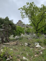 Trasferimento da S4 a L5, qui si abbandona il sentiero e si risale il pendio puntando gli ometti e una evidente “P” verniciata di rosso