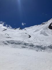 L’enorme slavina nella valle sopra le baite