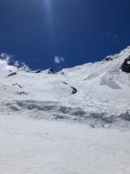 L’enorme slavina nella valle sopra le baite