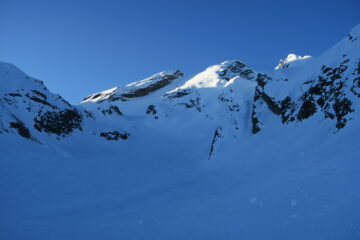 anticima e cima dell'Entrelor con il ripido pendio che dà accesso al colle