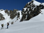Scendendo su firn spaziale uno sguardo verso la vetta