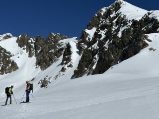 Scendendo su firn spaziale uno sguardo verso la vetta