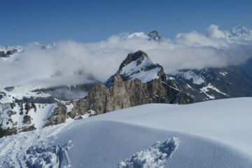 in primo piano la Granta Parei, sullo sfondo al centro la Grande Rousse spunta dalle nebbie