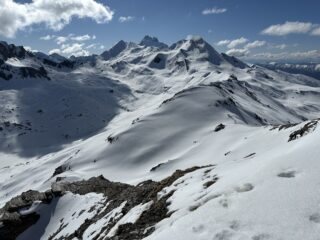Vista dal Pic de Foreant (vetta sciistica) verso la Breche e la Rocca Rossa (si vedono le tracce di salita)