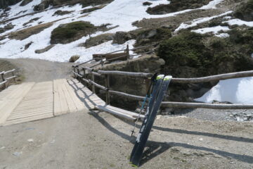 da qui gli sci vanno sullo zaino