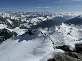 Dalla vetta verso la valle di Pian della Mussa - La prima vetta nevosa sotto l'Arnas è la Punta Maria