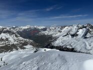 Uno sguardo alla valle dell'Averole e a parte del percorso di salita (sotto i contrafforti rocciosi a sinistra)