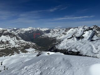 Uno sguardo alla valle dell'Averole e a parte del percorso di salita (sotto i contrafforti rocciosi a sinistra)