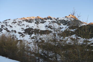 al centro in alto la Tete de Cretes