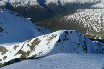 in basso il colletto con il deposito sci
