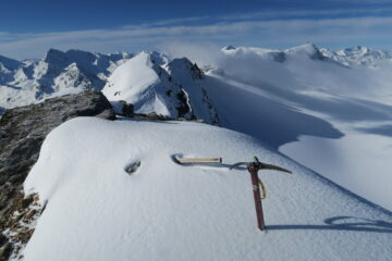 cima rocciosa raggiunta, ora si va a far visita all'altra